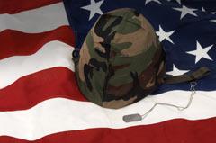 美国国旗和士兵的头盔